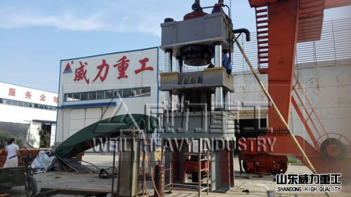 1200噸耐火材料油壓機生產(chǎn)現(xiàn)場