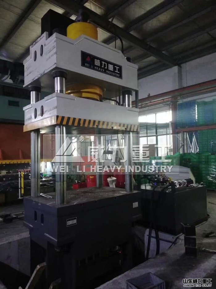 500噸三梁四柱油壓機(jī)客戶使用現(xiàn)場